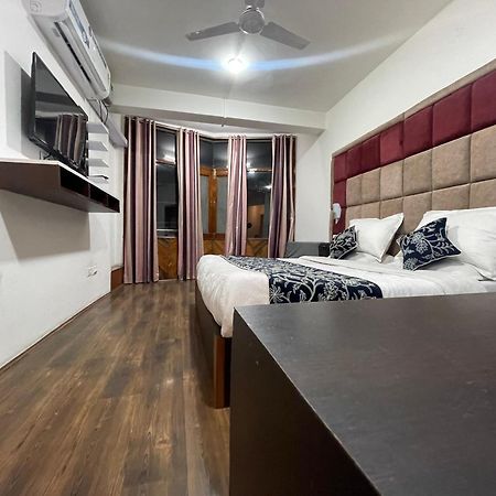 Hotel Senorita Srinagar  Bagian luar foto