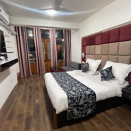 Hotel Senorita Srinagar  Bagian luar foto
