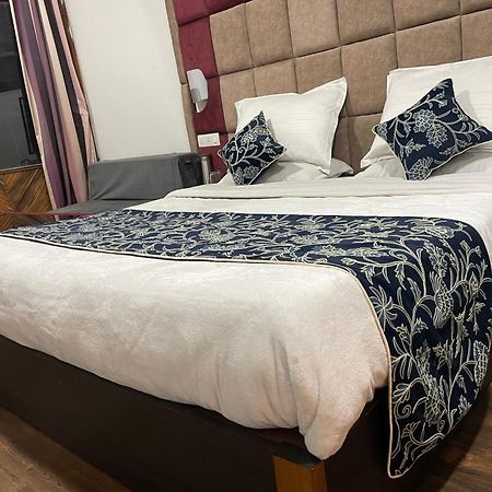 Hotel Senorita Srinagar  Bagian luar foto