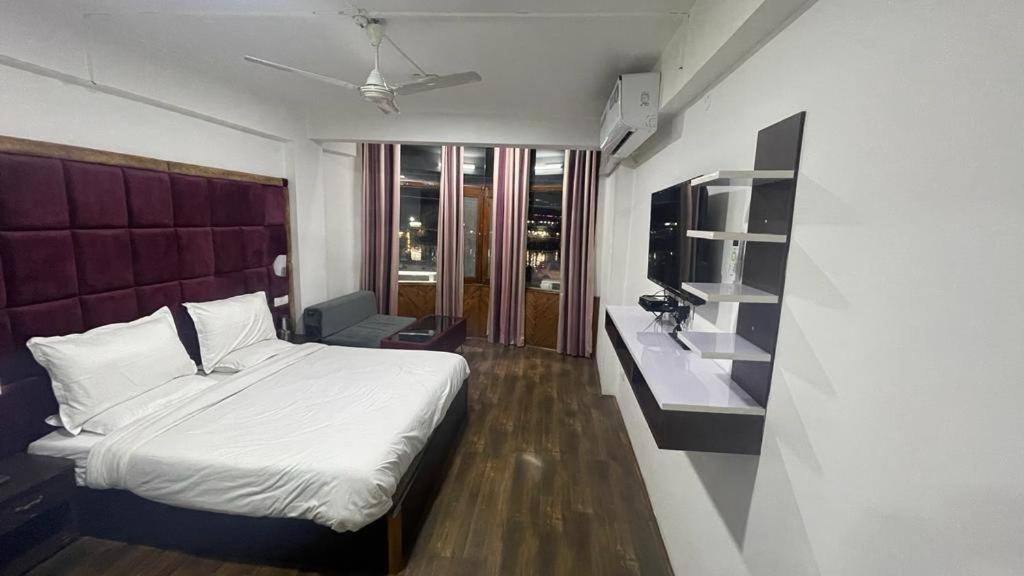 Hotel Senorita Srinagar  Bagian luar foto