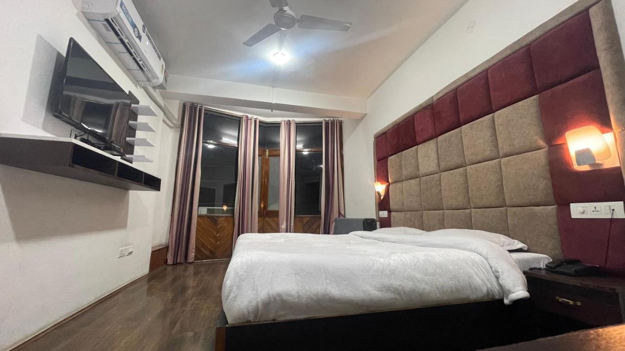 Hotel Senorita Srinagar  Bagian luar foto