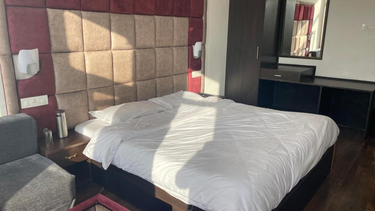 Hotel Senorita Srinagar  Bagian luar foto