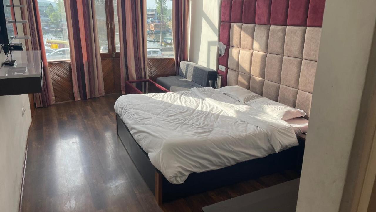 Hotel Senorita Srinagar  Bagian luar foto