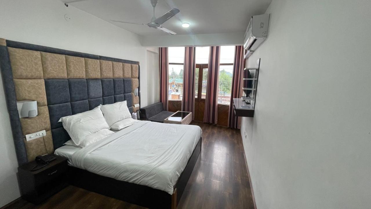 Hotel Senorita Srinagar  Bagian luar foto