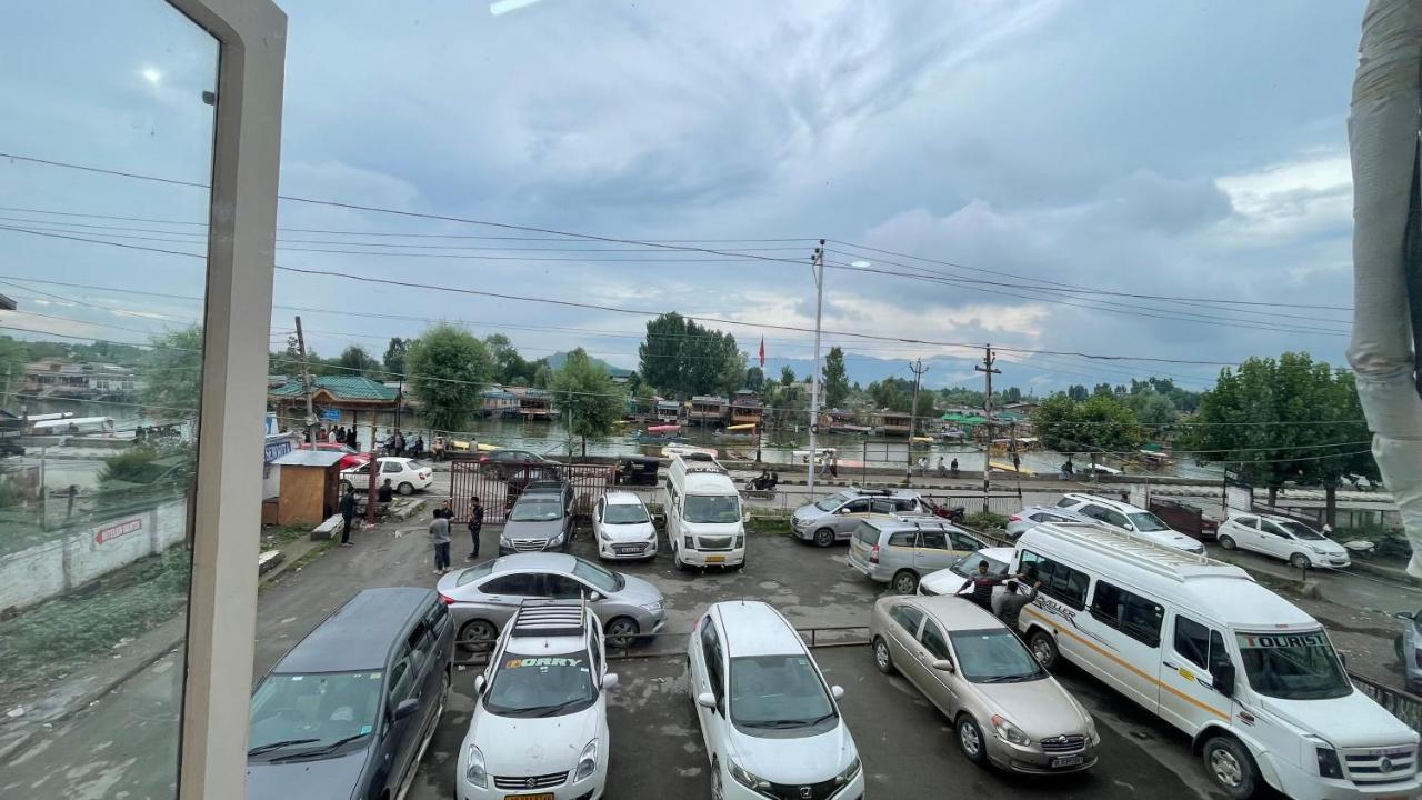 Hotel Senorita Srinagar  Bagian luar foto