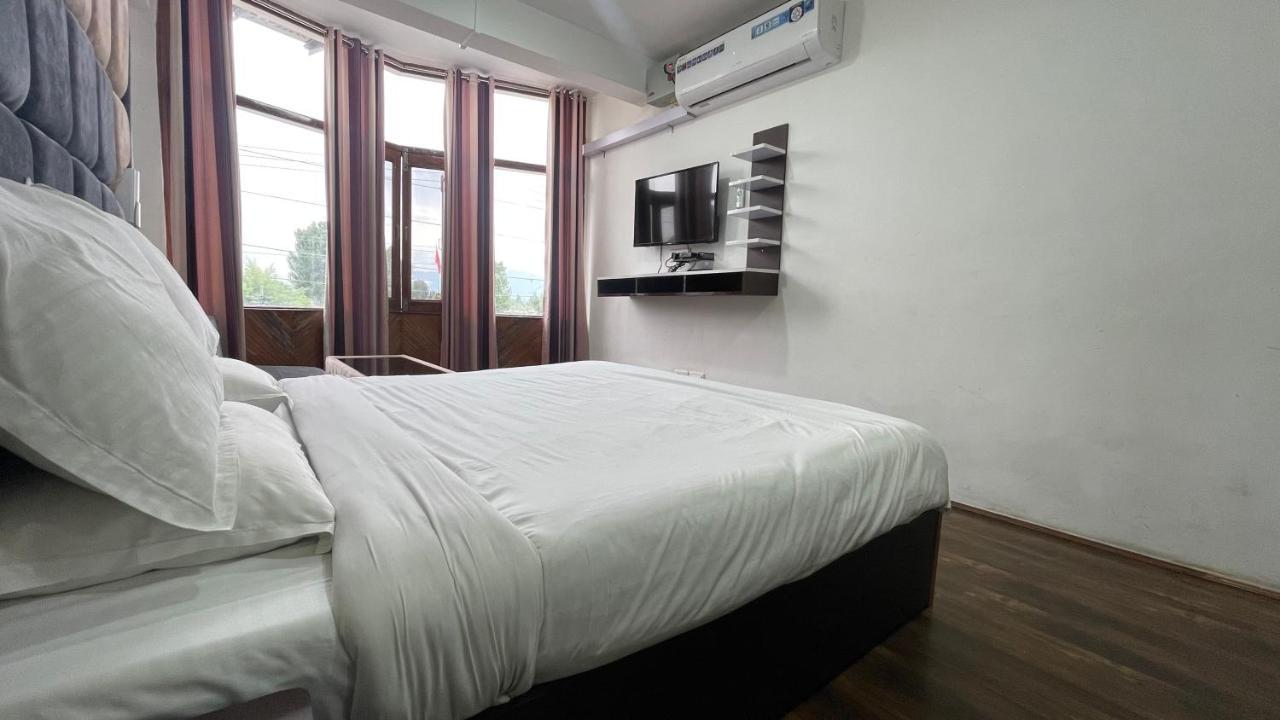 Hotel Senorita Srinagar  Bagian luar foto