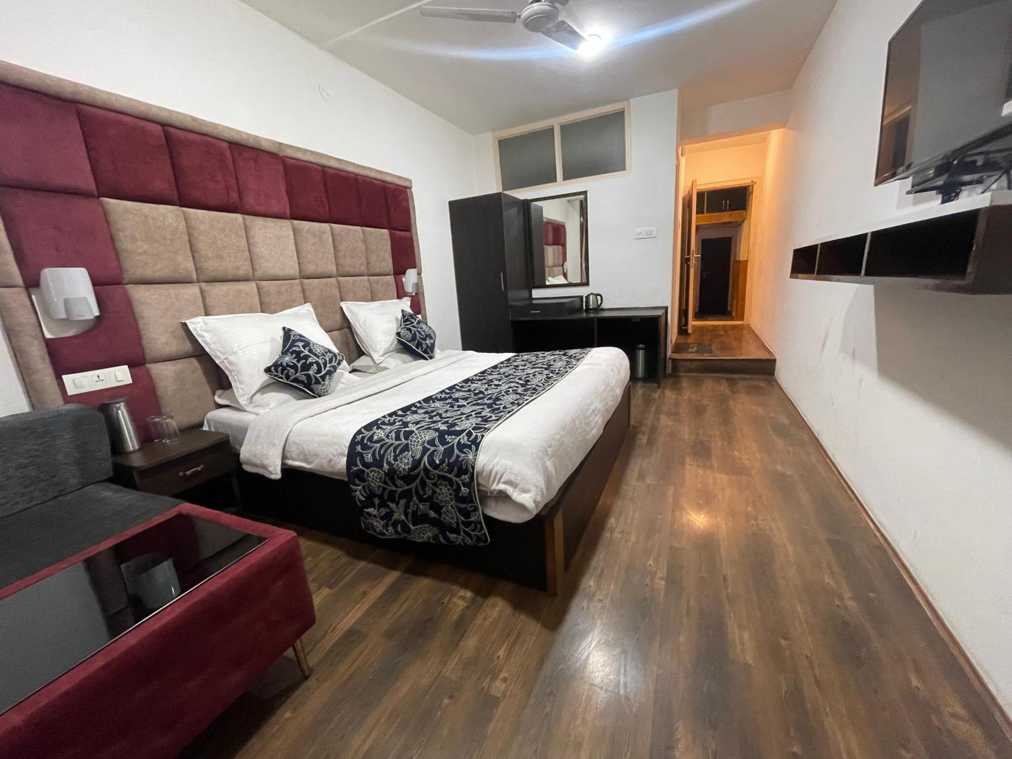 Hotel Senorita Srinagar  Bagian luar foto