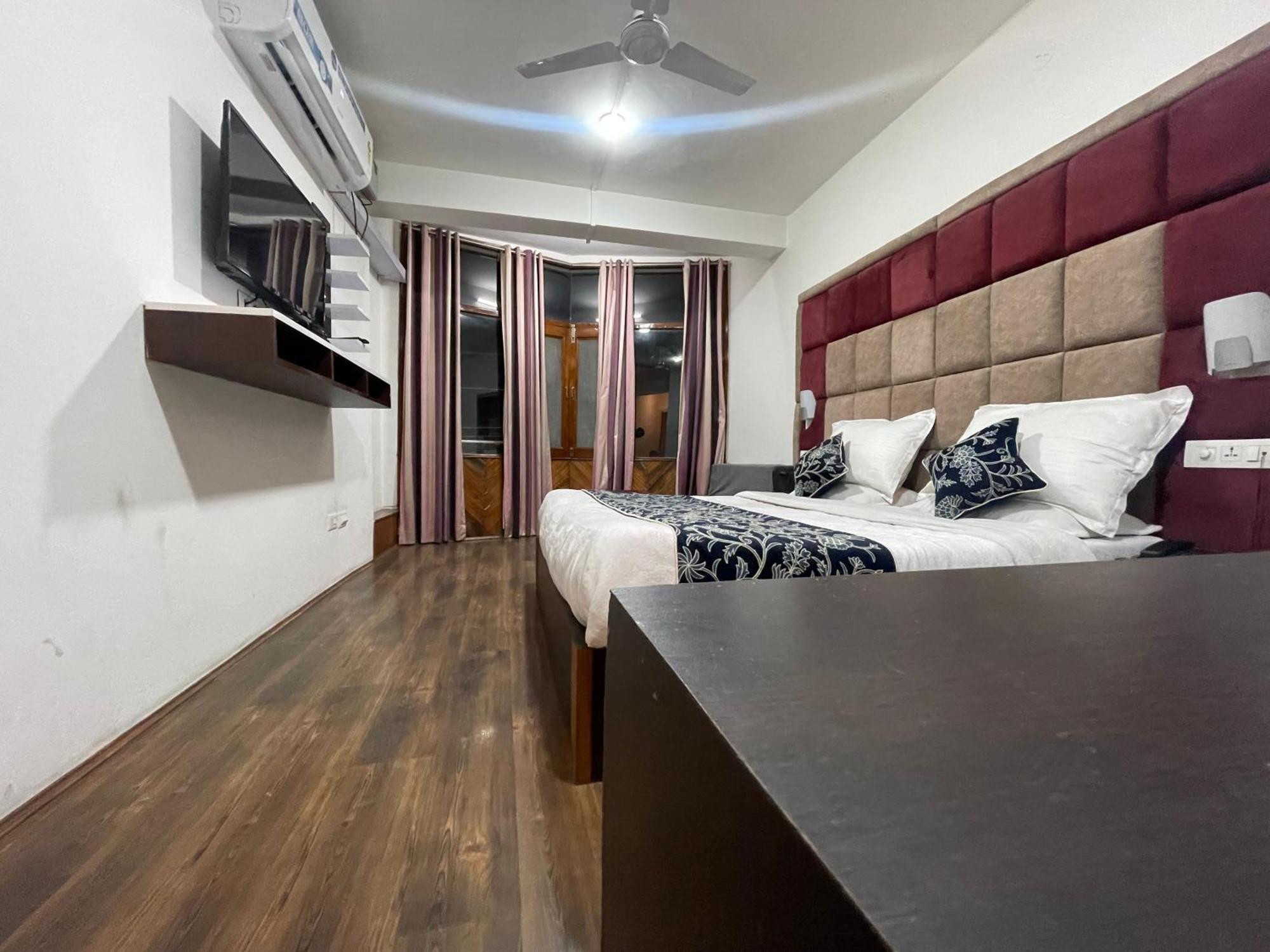 Hotel Senorita Srinagar  Bagian luar foto