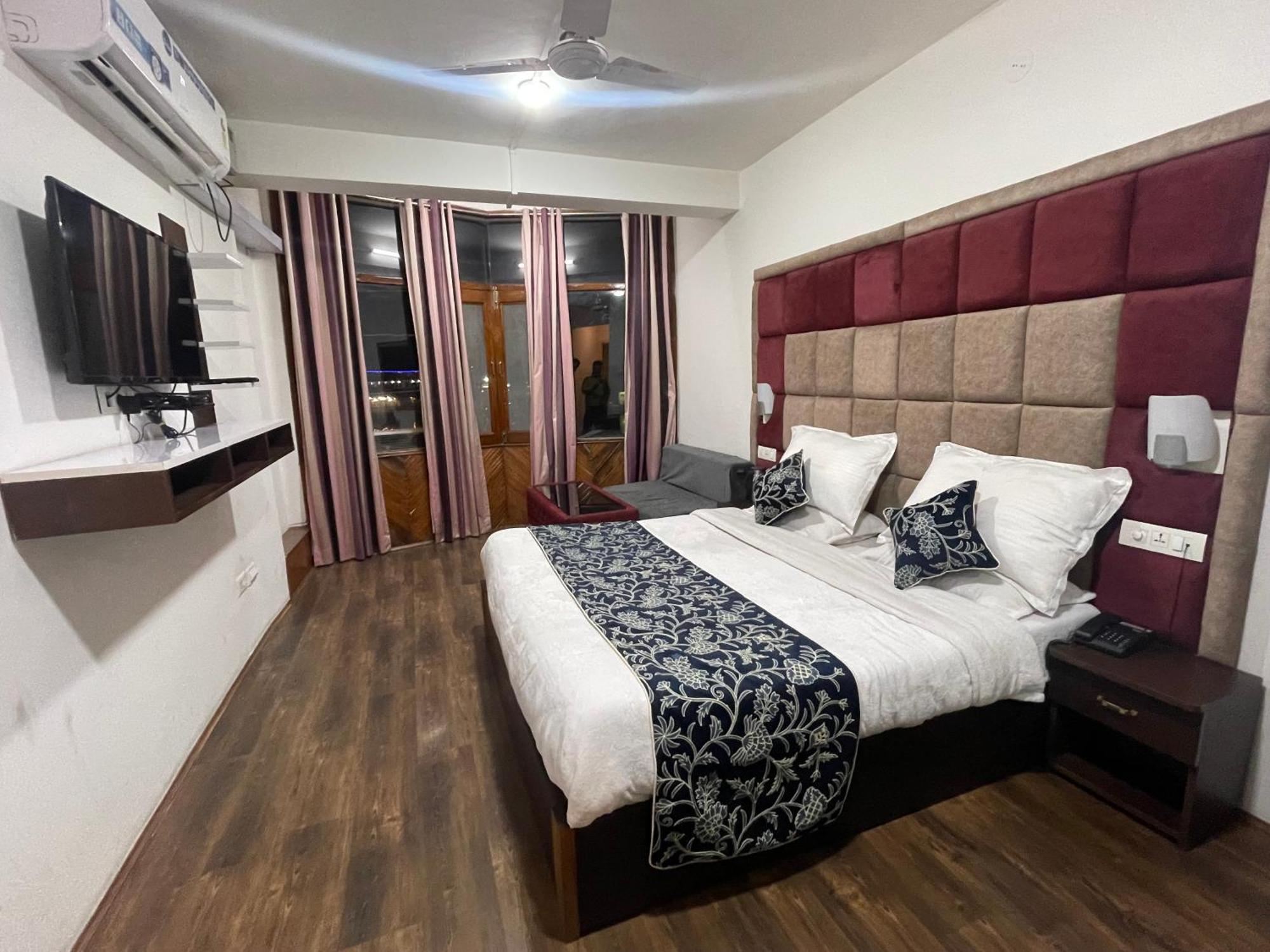 Hotel Senorita Srinagar  Bagian luar foto