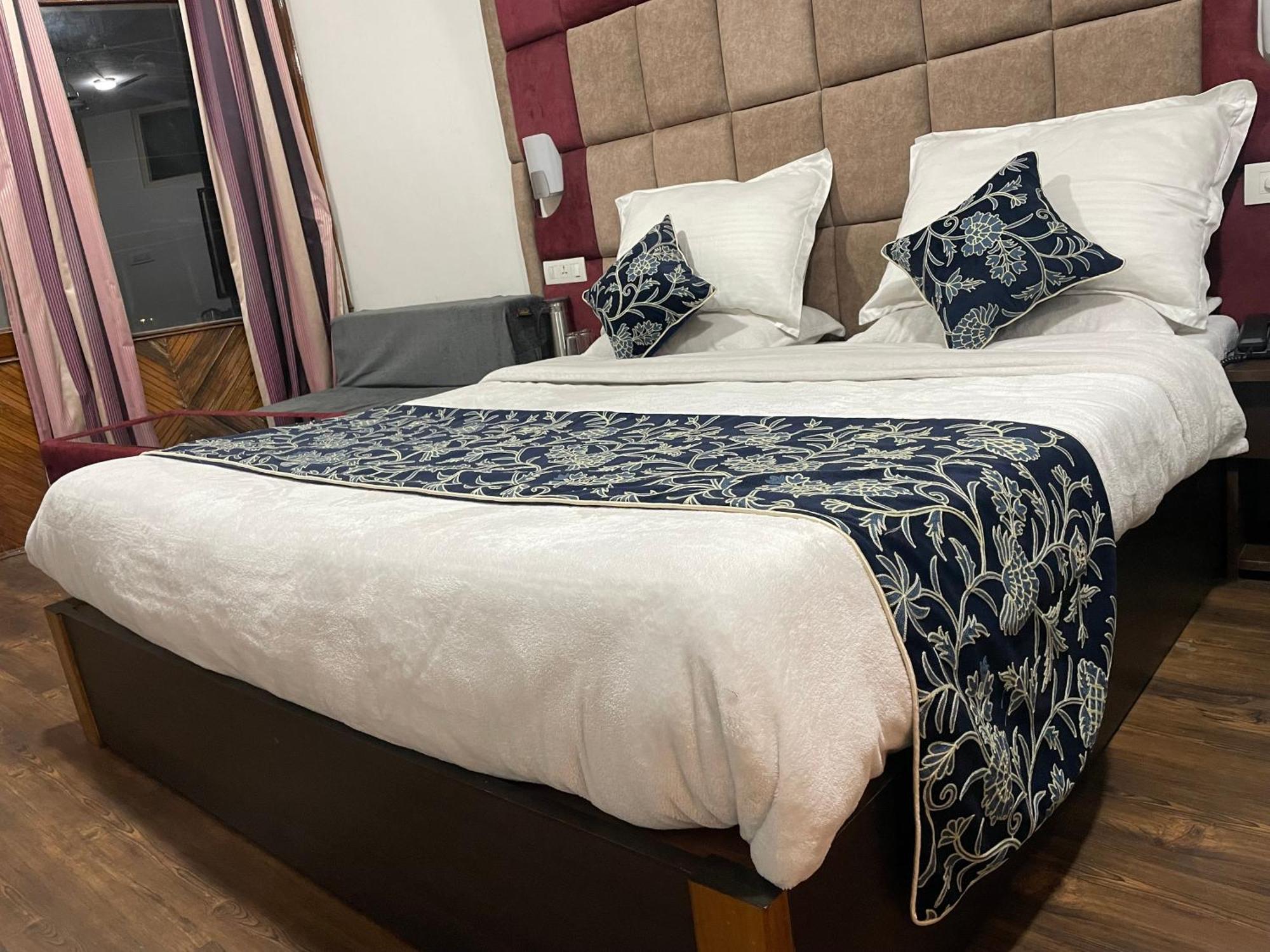 Hotel Senorita Srinagar  Bagian luar foto