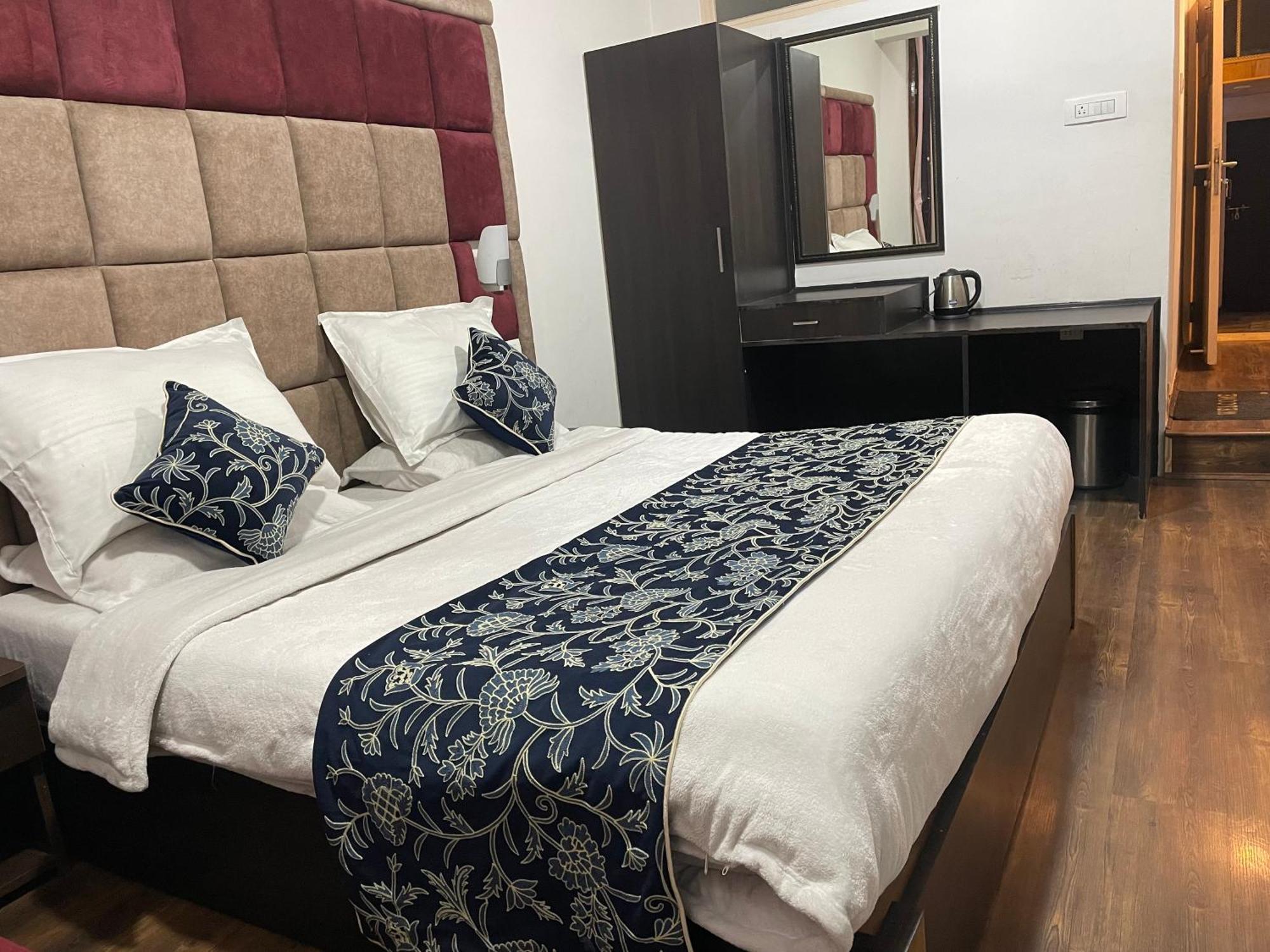 Hotel Senorita Srinagar  Bagian luar foto