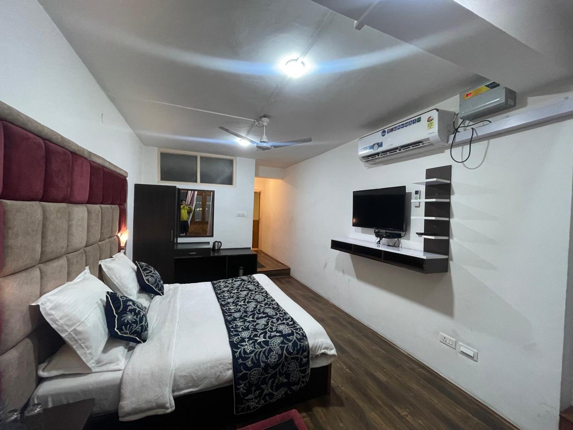Hotel Senorita Srinagar  Bagian luar foto