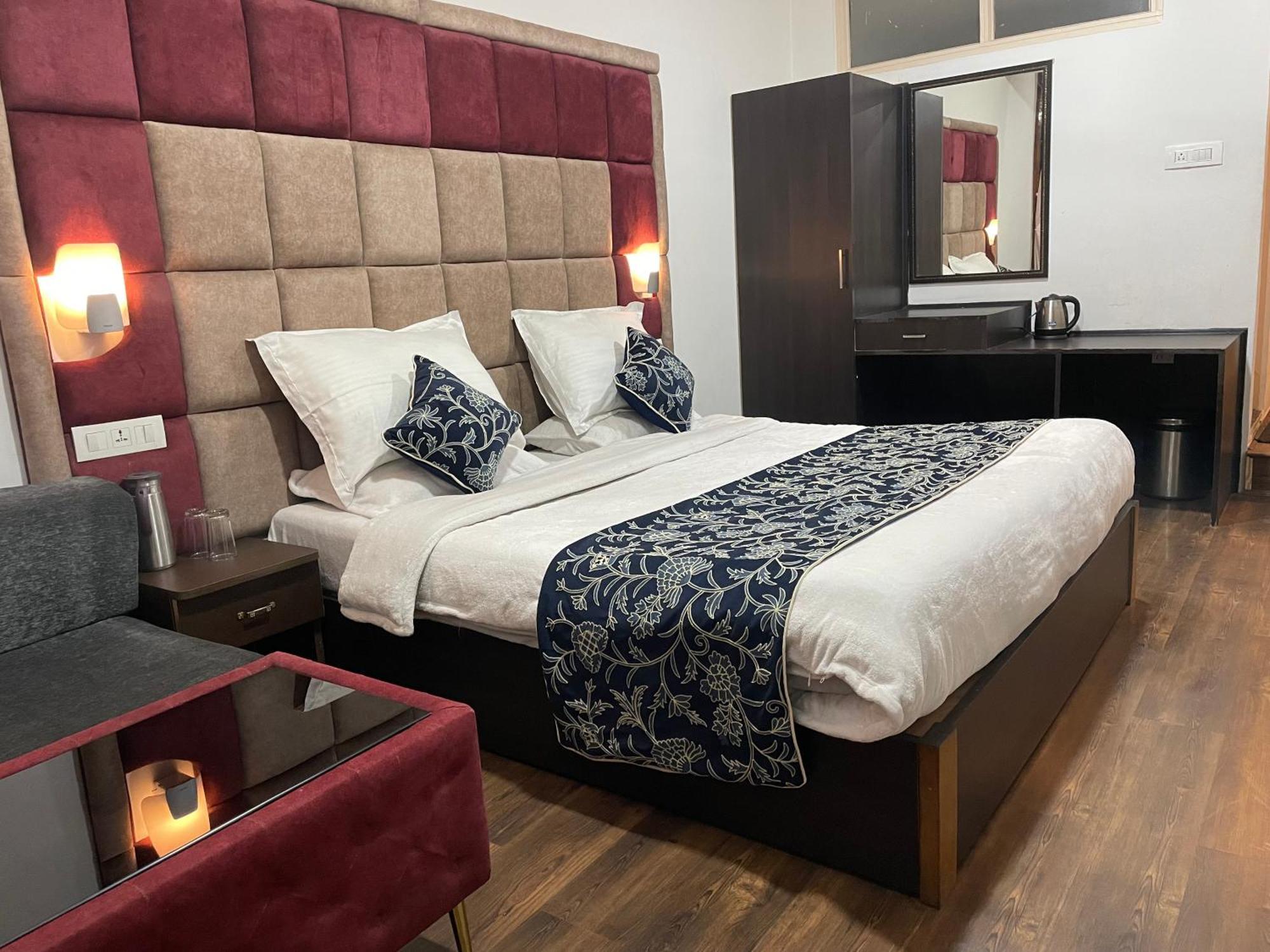 Hotel Senorita Srinagar  Bagian luar foto