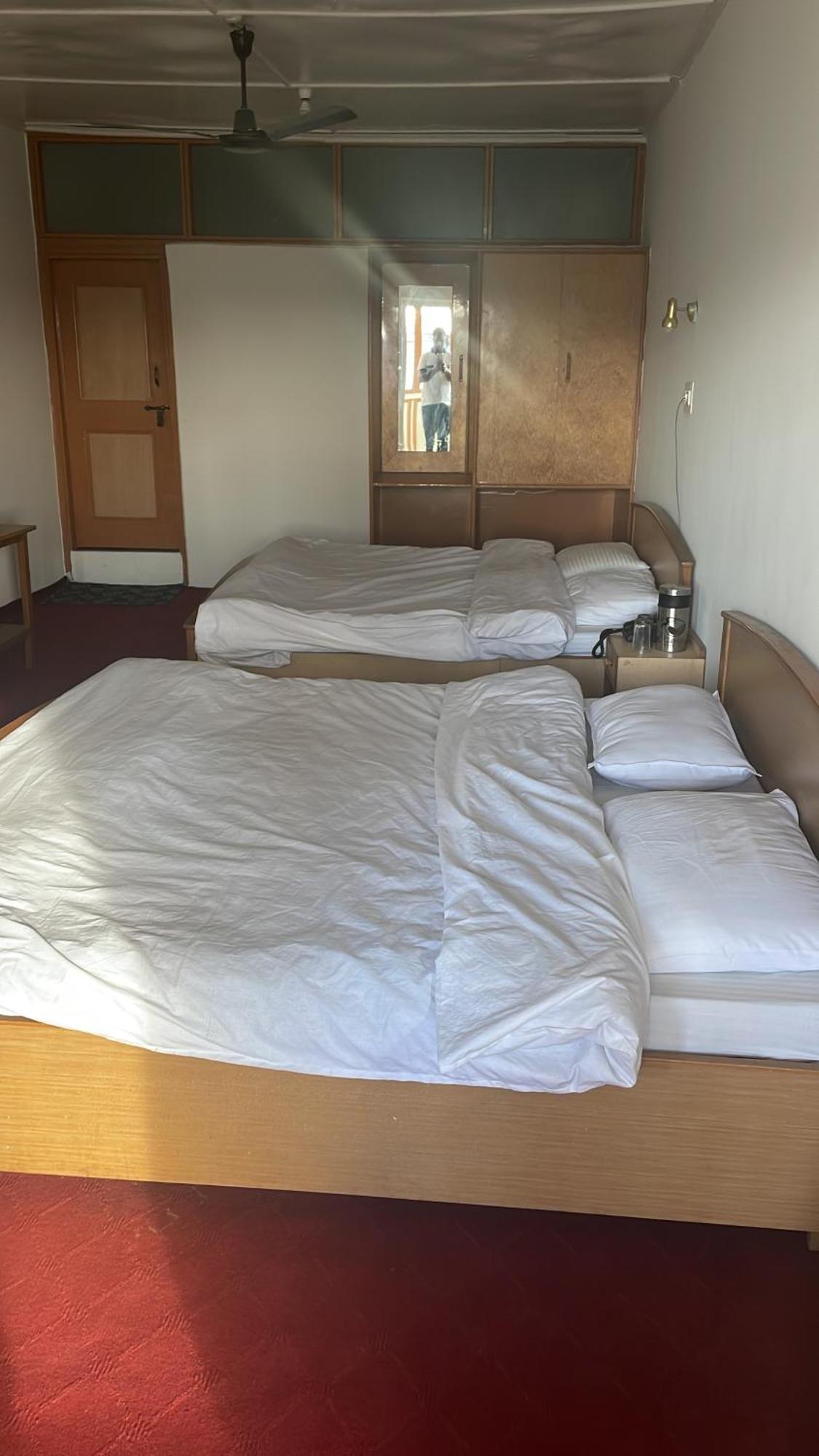 Hotel Senorita Srinagar  Bagian luar foto