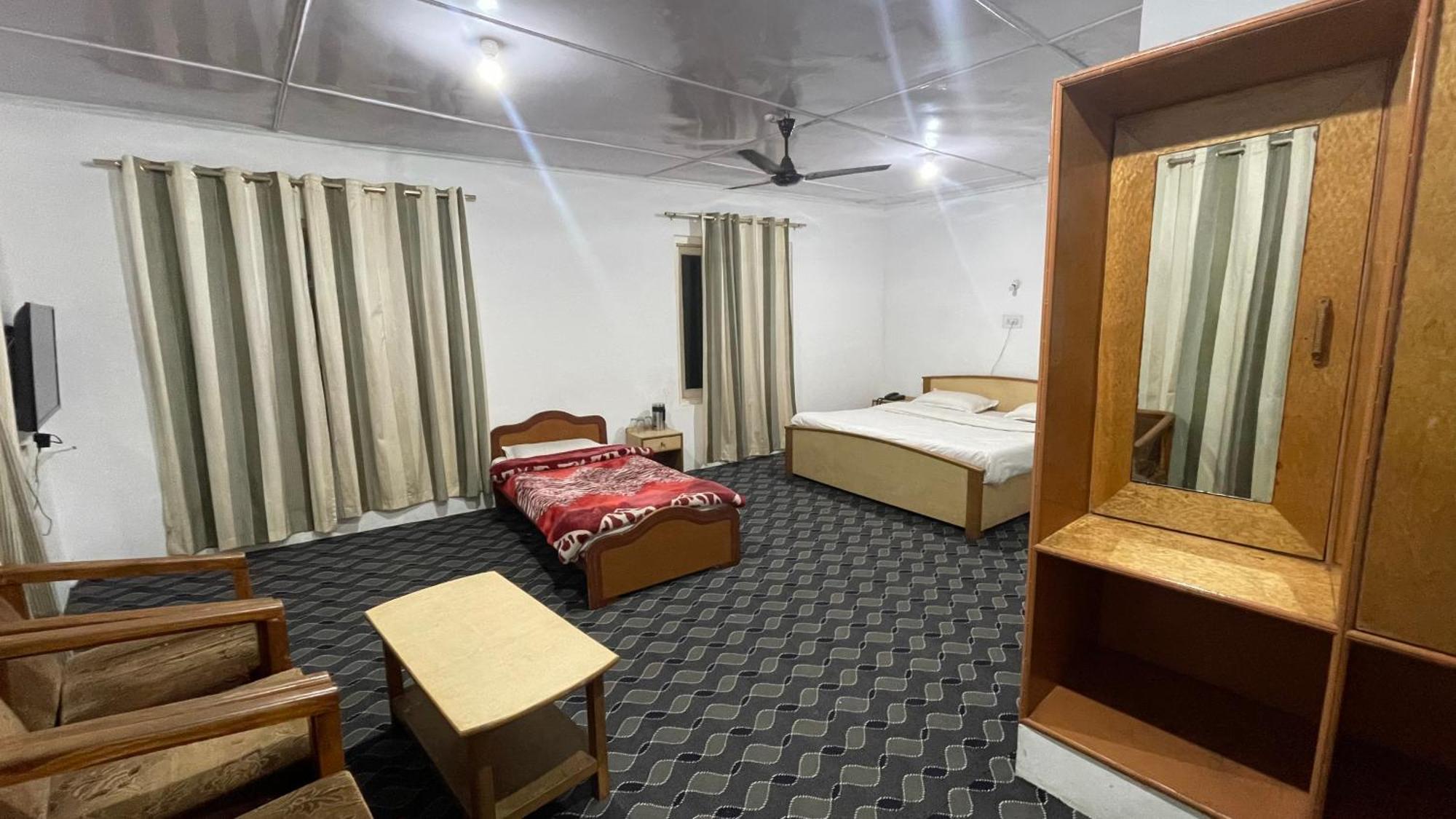 Hotel Senorita Srinagar  Bagian luar foto