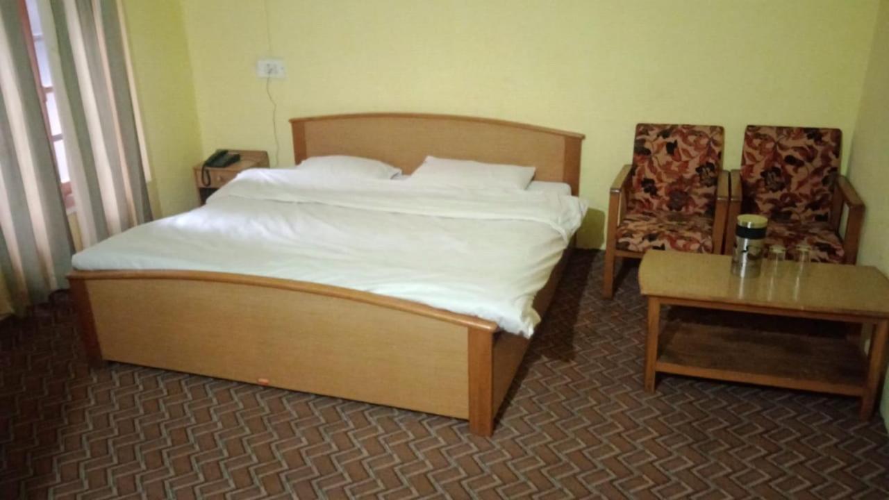 Hotel Senorita Srinagar  Bagian luar foto