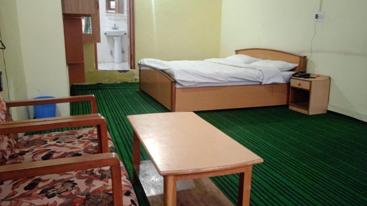 Hotel Senorita Srinagar  Bagian luar foto