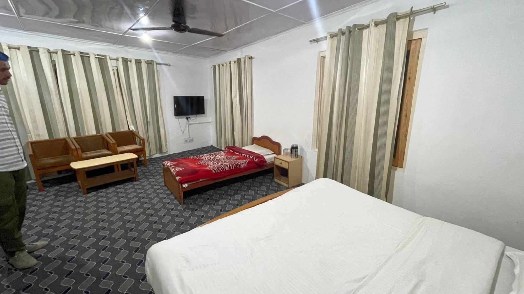 Hotel Senorita Srinagar  Bagian luar foto