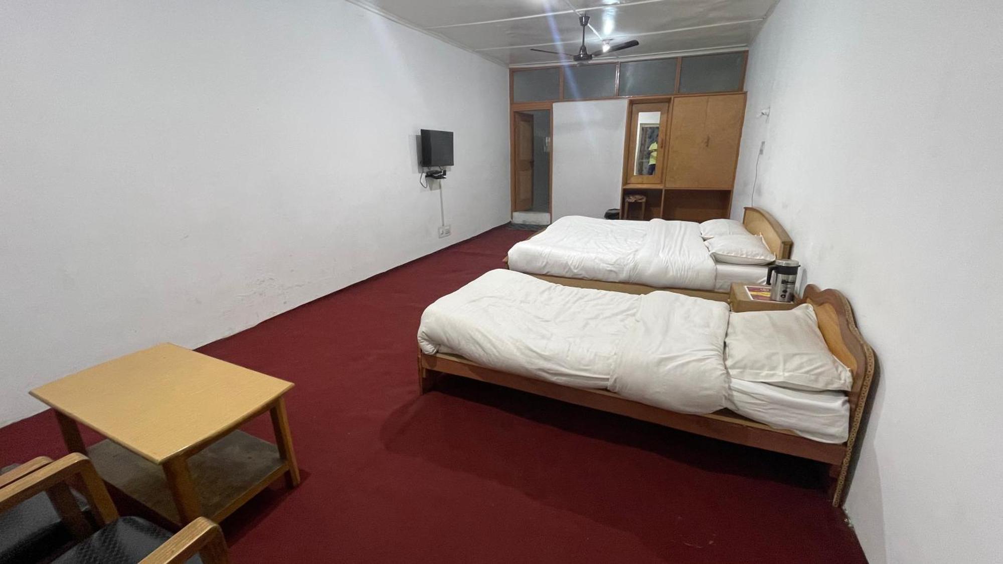 Hotel Senorita Srinagar  Bagian luar foto
