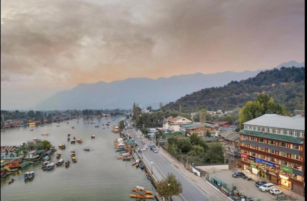 Hotel Senorita Srinagar  Bagian luar foto