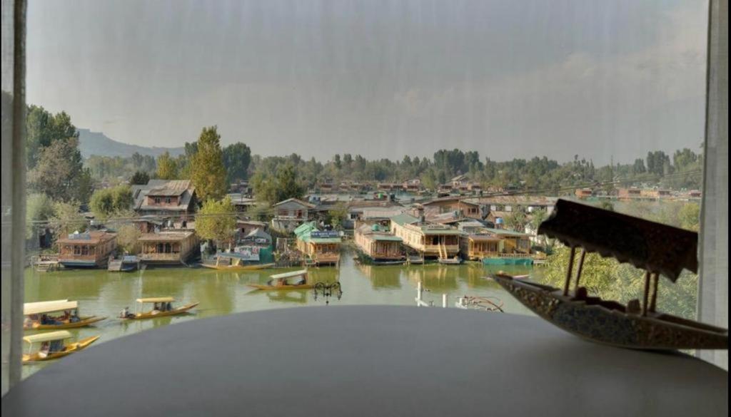 Hotel Senorita Srinagar  Bagian luar foto